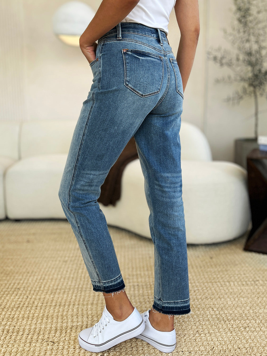 Mid-Rise Magic Release Hem Jeans – Structured Fit, Moderate Stretch, Pocketed