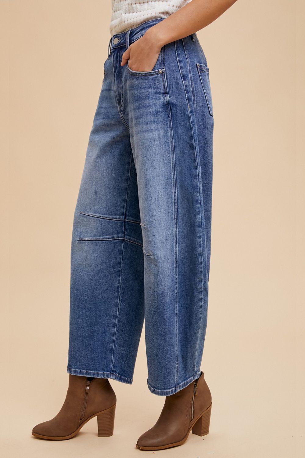 Mid-Rise Barrel Leg Jeans – Slight Stretch, Pocketed, Retro-Inspired Fit