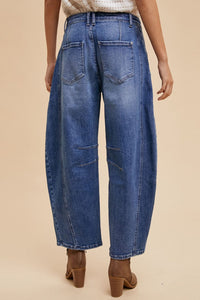 Mid-Rise Barrel Leg Jeans – Slight Stretch, Pocketed, Retro-Inspired Fit