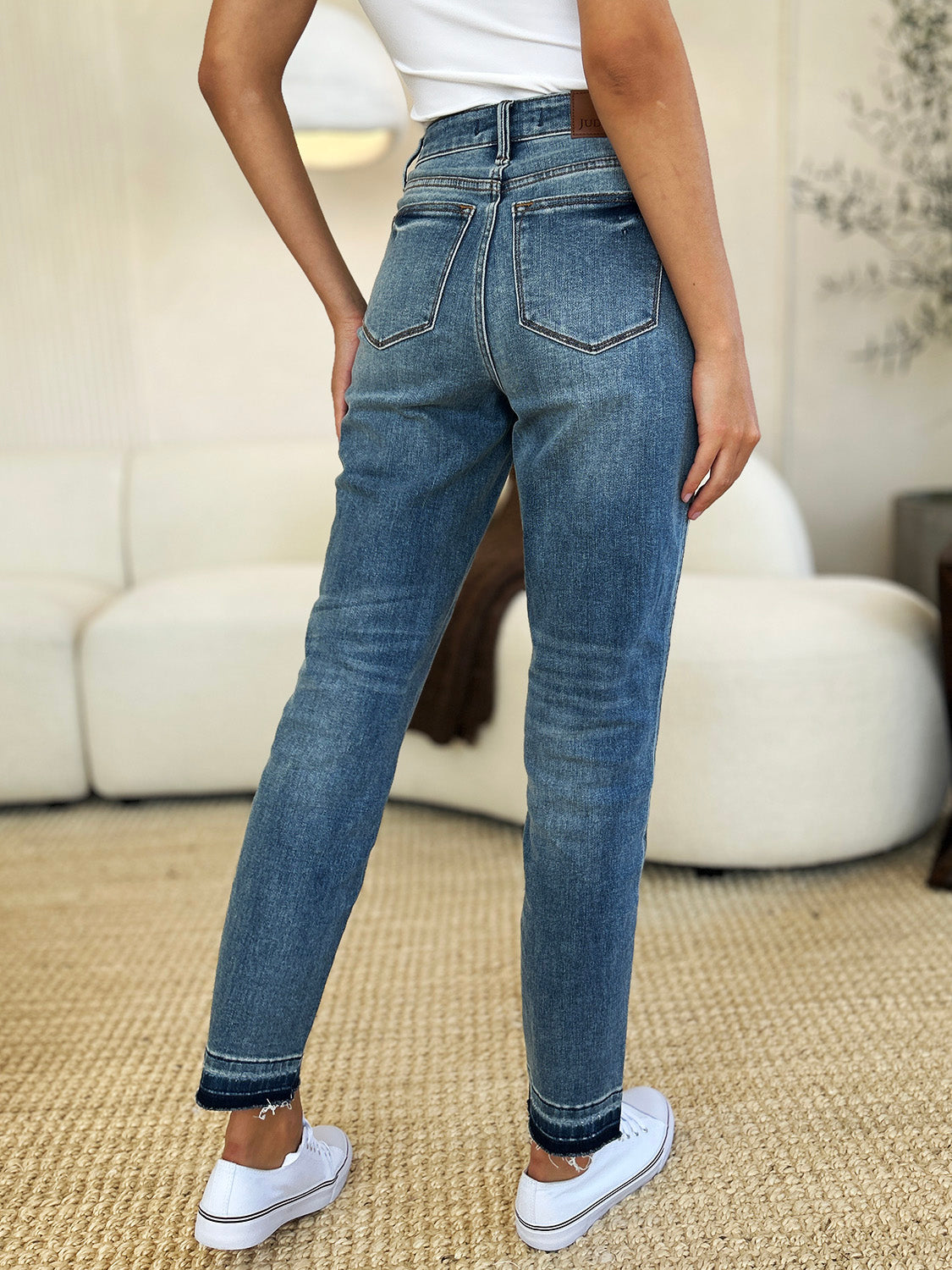 Mid-Rise Magic Release Hem Jeans – Structured Fit, Moderate Stretch, Pocketed