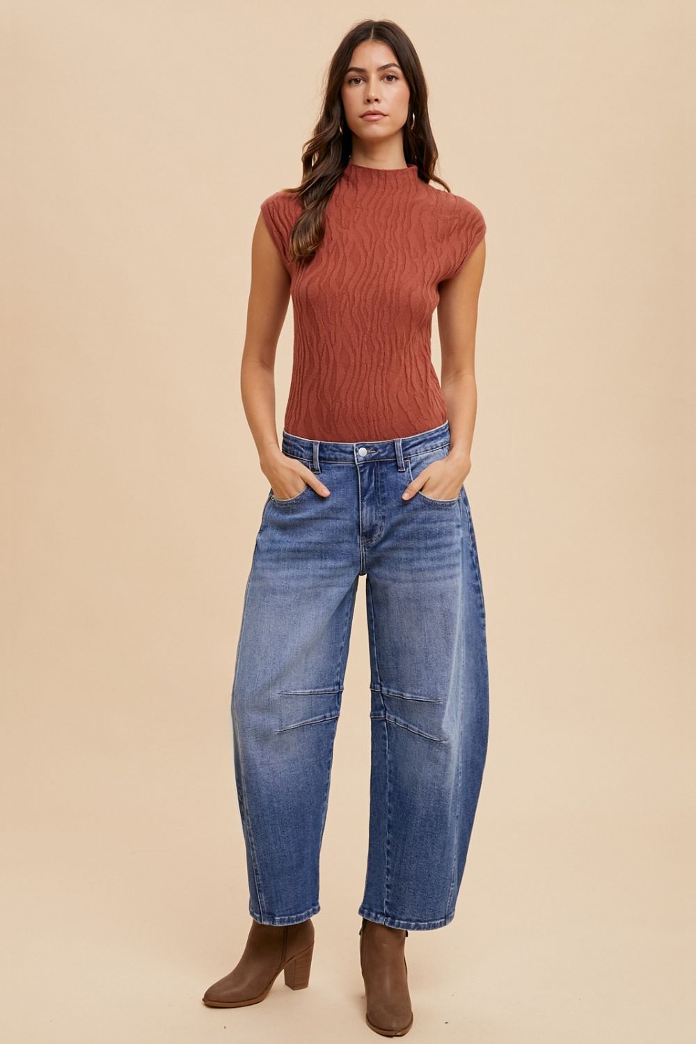 Mid-Rise Barrel Leg Jeans – Slight Stretch, Pocketed, Retro-Inspired Fit